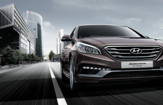 현대자동차가 여름철 특화 선호 사양들을 합리적인 가격으로 기본 적용한 '쏘나타 썸머 스페셜 에디션'을 출시했다고 3일 밝혔다. 쏘나타 1.6 터보 모델에 '앞좌석 통풍 시트'와 '듀얼 풀 오토 에어컨' 등을 갖춘 '썸머 스페셜 에디션'은 오는 10월까지 넉 달간 판매된다. 사진은 쏘나타 1.6 터보 모델.